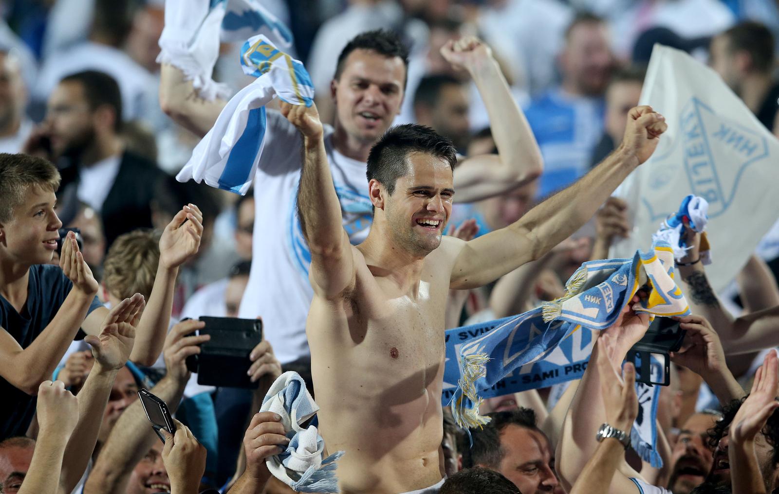ARHIVA – 2017. Rijeka: Navija?i utr?ali u teren i s igra?ima proslavili povijesni naslov prvaka Hrvatske