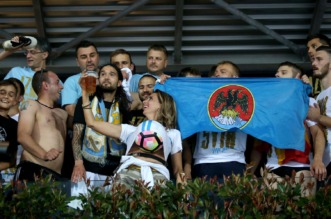 ARHIVA – 2017. Rijeka: Navija?i utr?ali u teren i s igra?ima proslavili povijesni naslov prvaka Hrvatske