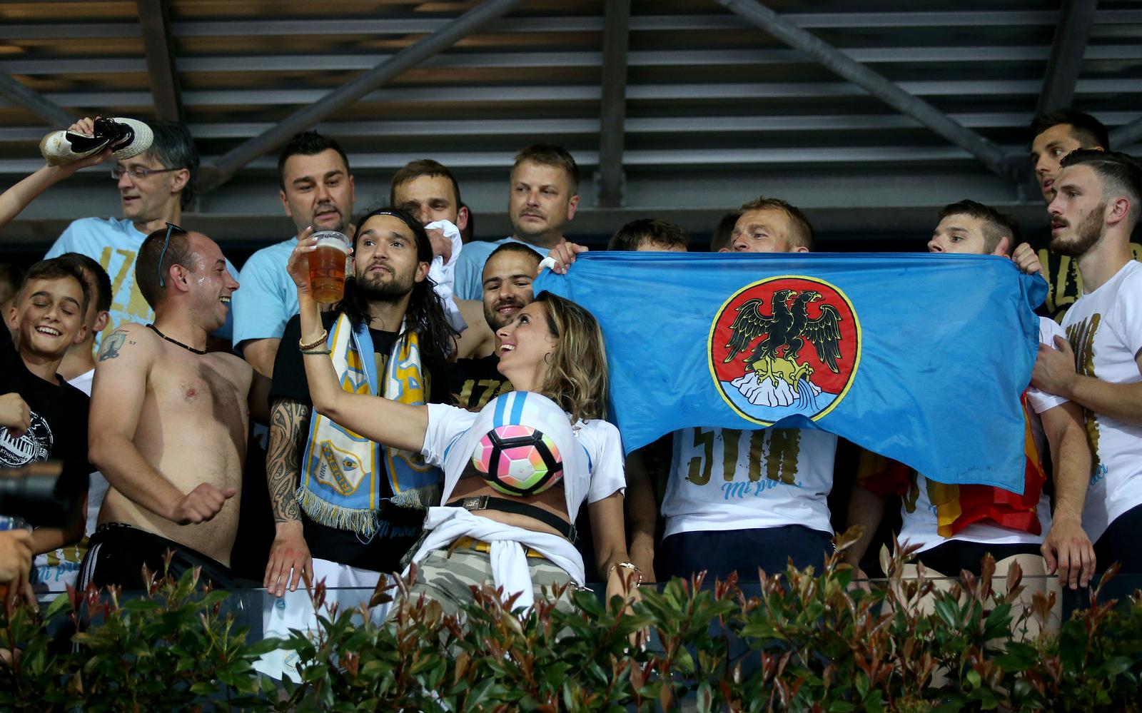 ARHIVA – 2017. Rijeka: Navija?i utr?ali u teren i s igra?ima proslavili povijesni naslov prvaka Hrvatske