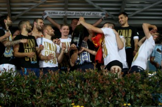 ARHIVA – 2017. Rijeka: Navija?i utr?ali u teren i s igra?ima proslavili povijesni naslov prvaka Hrvatske