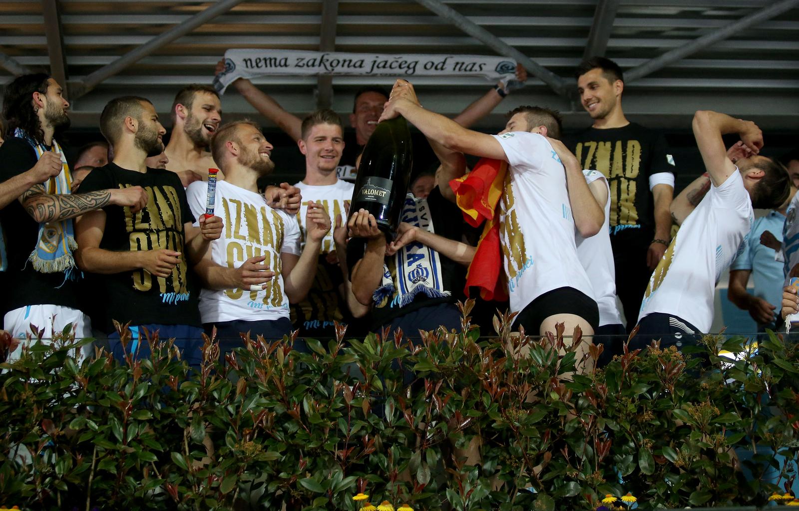 ARHIVA – 2017. Rijeka: Navija?i utr?ali u teren i s igra?ima proslavili povijesni naslov prvaka Hrvatske