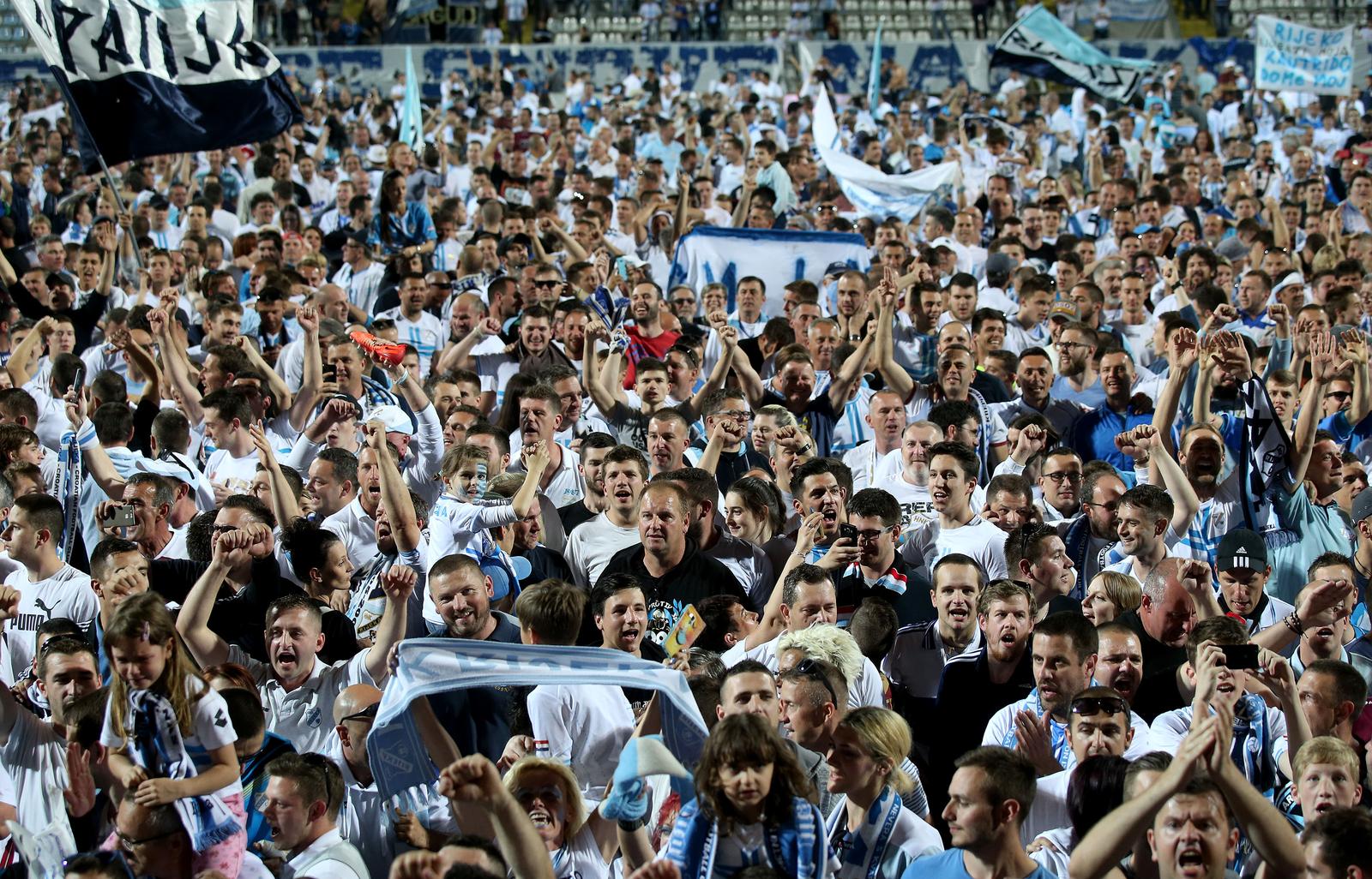 ARHIVA – 2017. Rijeka: Navija?i utr?ali u teren i s igra?ima proslavili povijesni naslov prvaka Hrvatske
