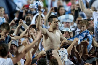 ARHIVA – 2017. Rijeka: Navija?i utr?ali u teren i s igra?ima proslavili povijesni naslov prvaka Hrvatske