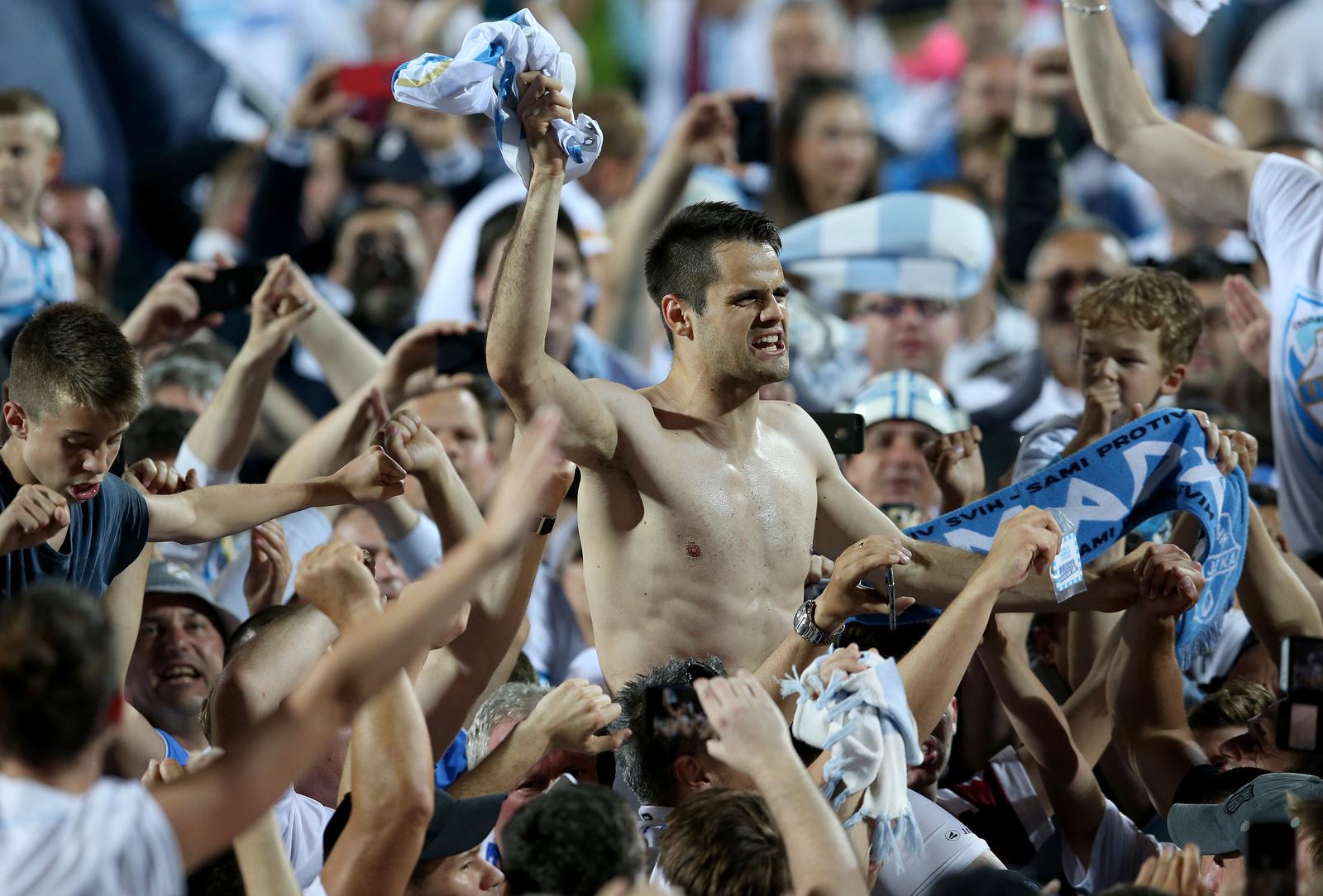 ARHIVA – 2017. Rijeka: Navija?i utr?ali u teren i s igra?ima proslavili povijesni naslov prvaka Hrvatske