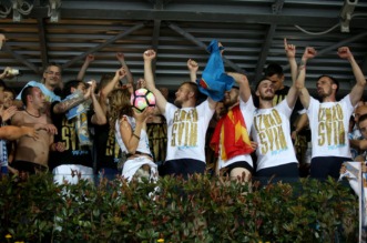 ARHIVA – 2017. Rijeka: Navija?i utr?ali u teren i s igra?ima proslavili povijesni naslov prvaka Hrvatske