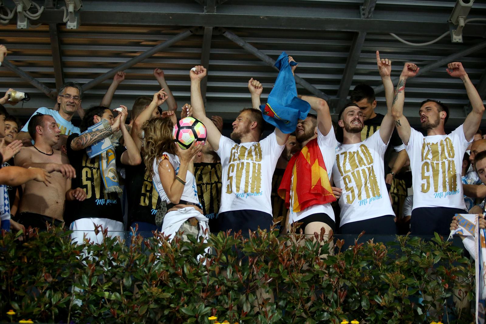 ARHIVA – 2017. Rijeka: Navija?i utr?ali u teren i s igra?ima proslavili povijesni naslov prvaka Hrvatske