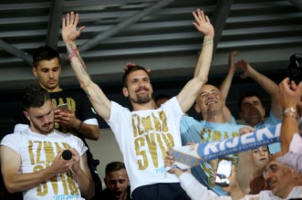 ARHIVA – 2017. Rijeka: Navija?i utr?ali u teren i s igra?ima proslavili povijesni naslov prvaka Hrvatske