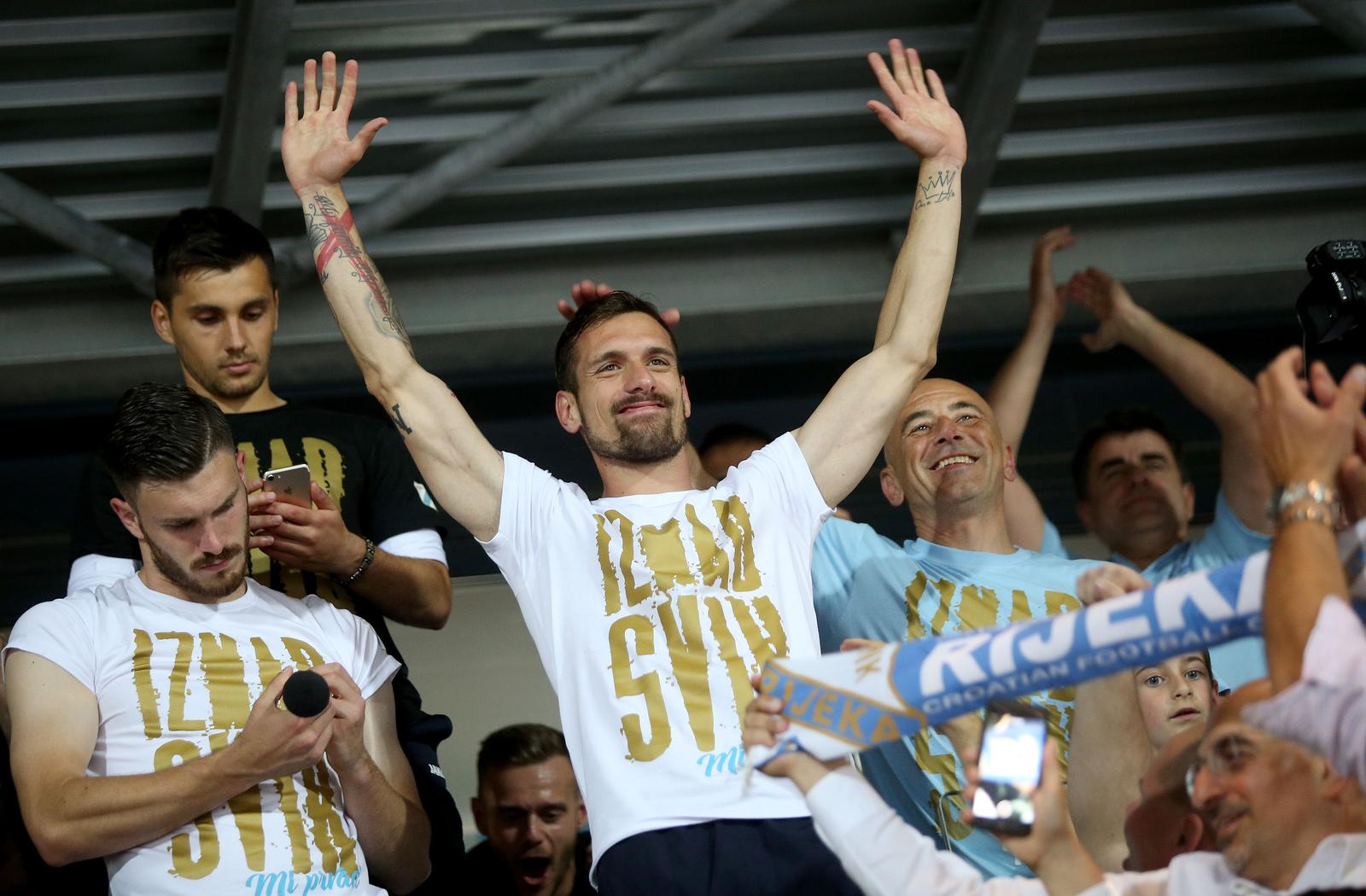ARHIVA – 2017. Rijeka: Navija?i utr?ali u teren i s igra?ima proslavili povijesni naslov prvaka Hrvatske
