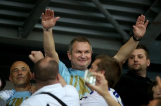 ARHIVA – 2017. Rijeka: Navija?i utr?ali u teren i s igra?ima proslavili povijesni naslov prvaka Hrvatske