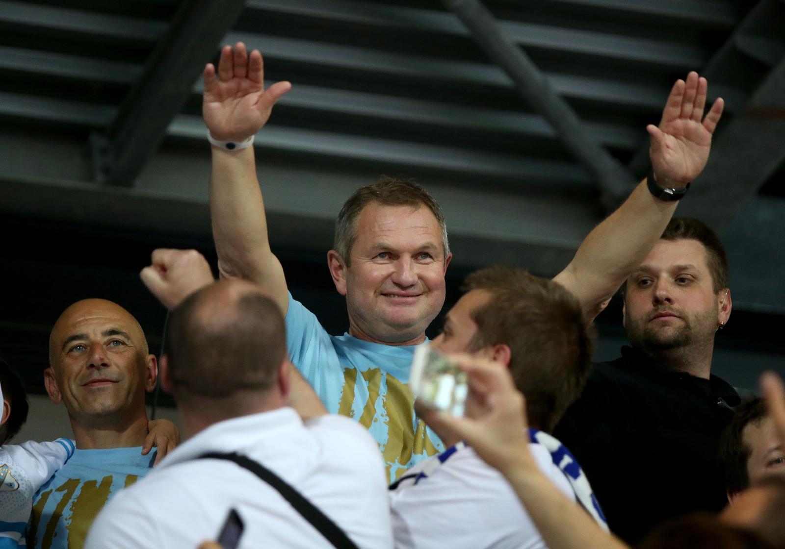 ARHIVA – 2017. Rijeka: Navija?i utr?ali u teren i s igra?ima proslavili povijesni naslov prvaka Hrvatske