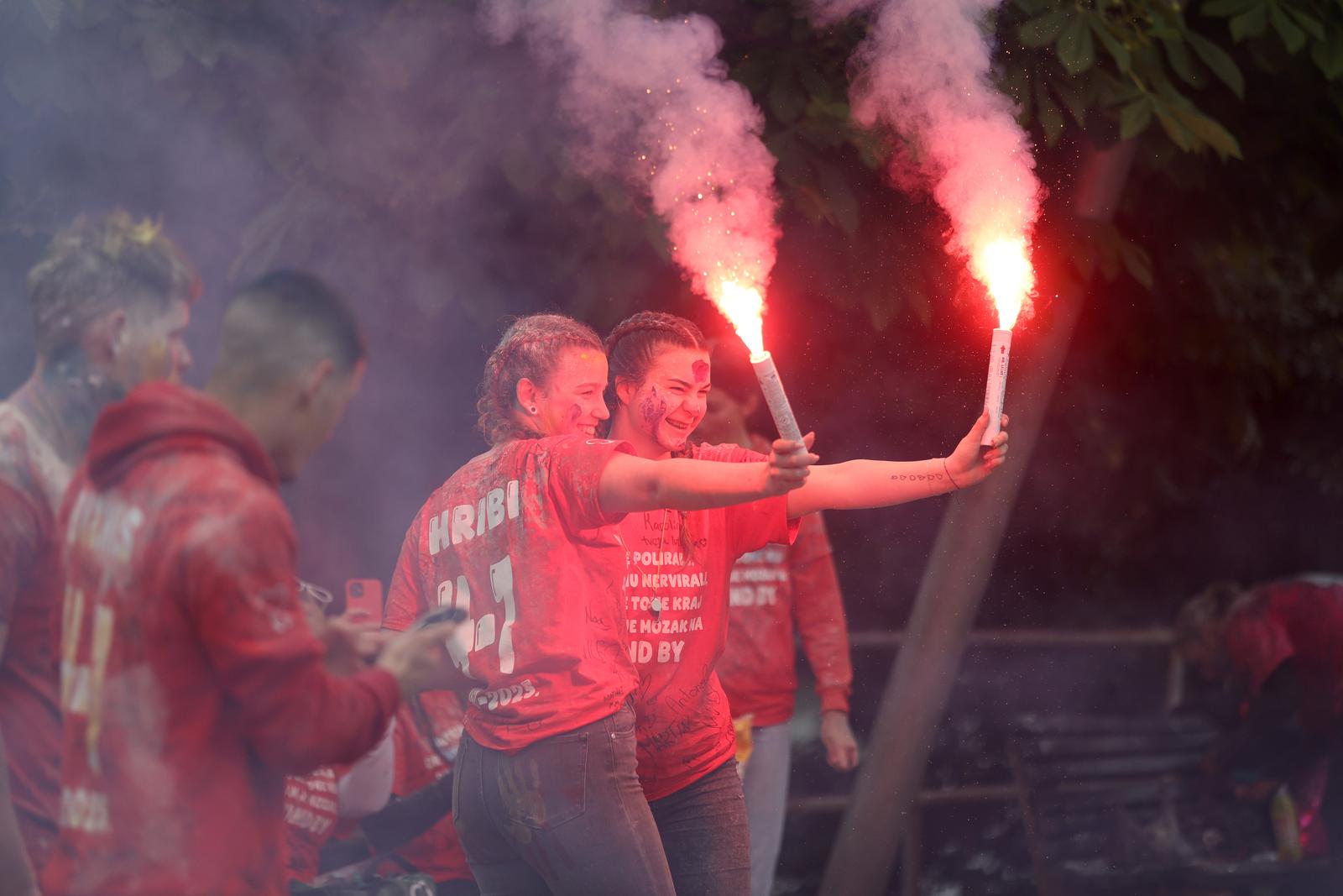 Rijeka: Maturanti srednjih škola širom grada slave kraj srednjoškolskog obrazovanja Rijeka: Maturanti srednjih škola širom grada slave kraj srednjoškolskog obrazovanja