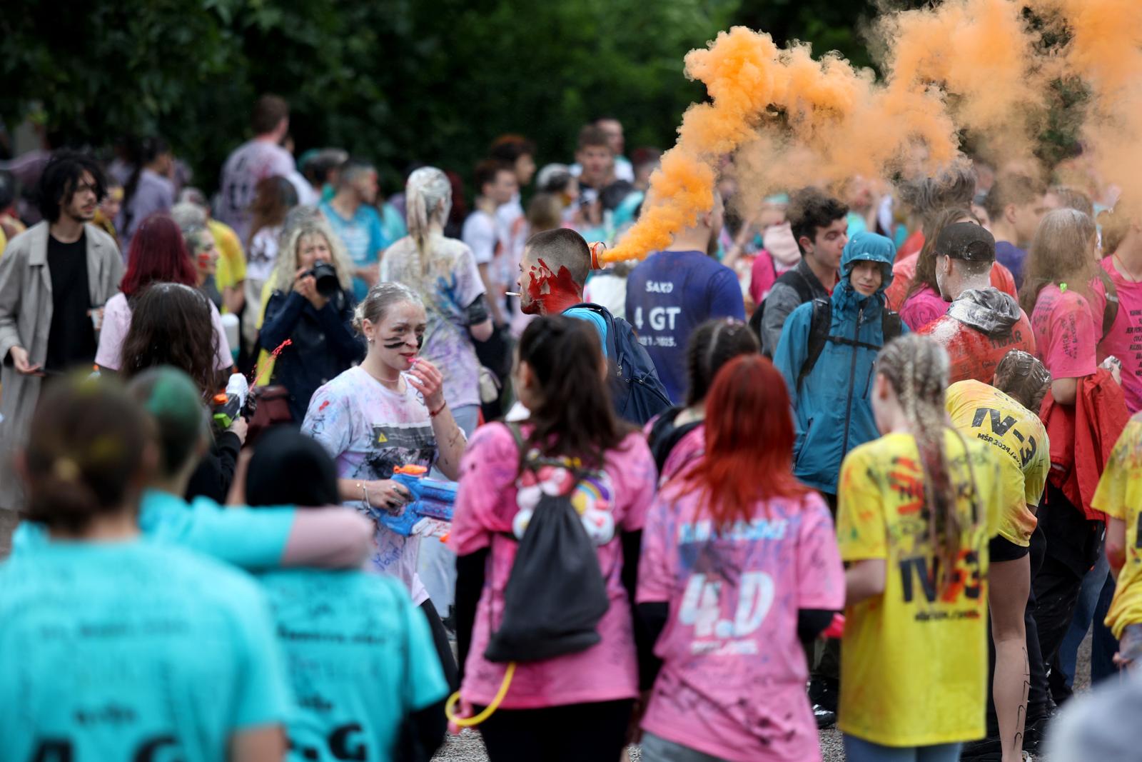 Rijeka: Maturanti srednjih škola širom grada slave kraj srednjoškolskog obrazovanja Rijeka: Maturanti srednjih škola širom grada slave kraj srednjoškolskog obrazovanja