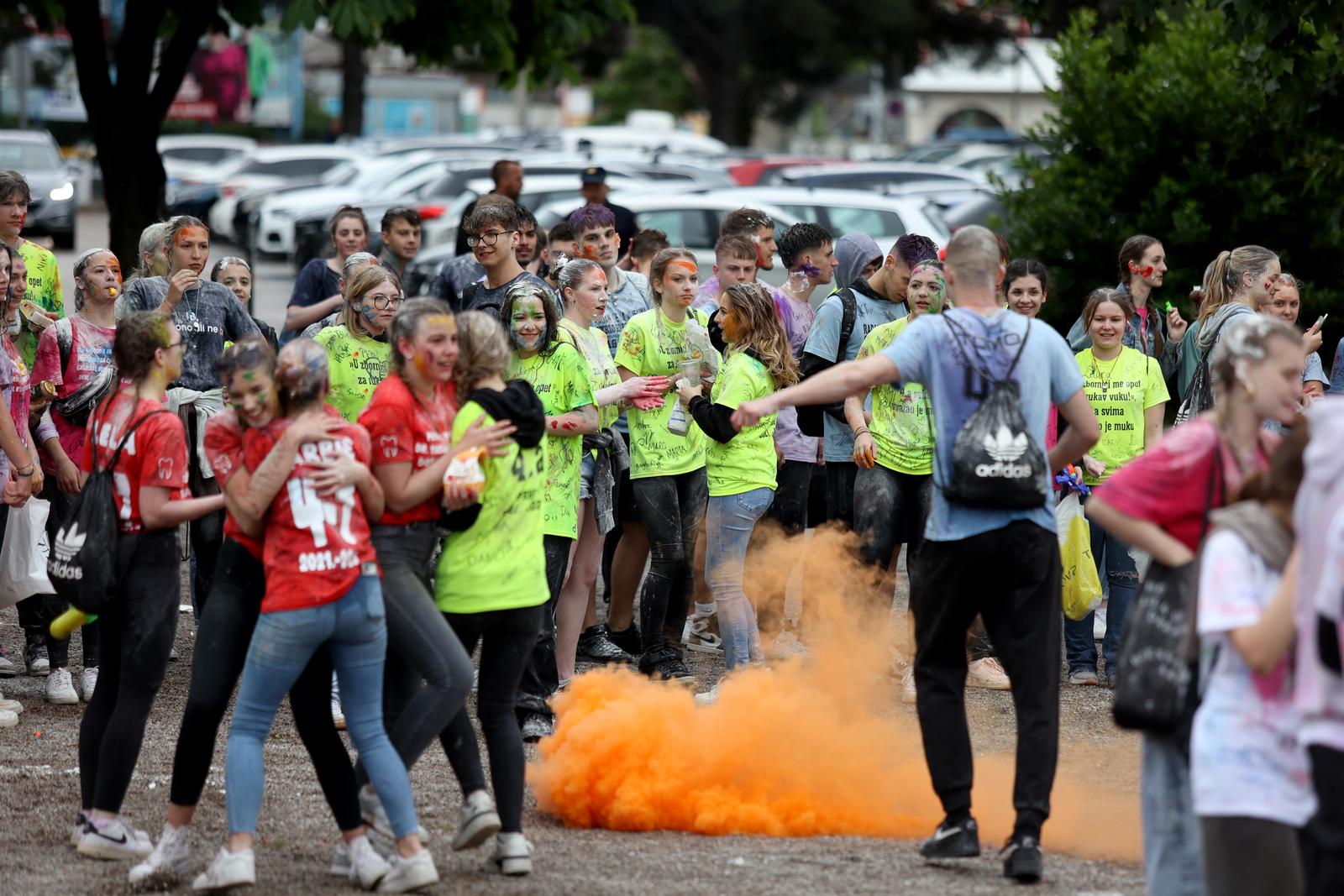 Rijeka: Maturanti srednjih škola širom grada slave kraj srednjoškolskog obrazovanja Rijeka: Maturanti srednjih škola širom grada slave kraj srednjoškolskog obrazovanja