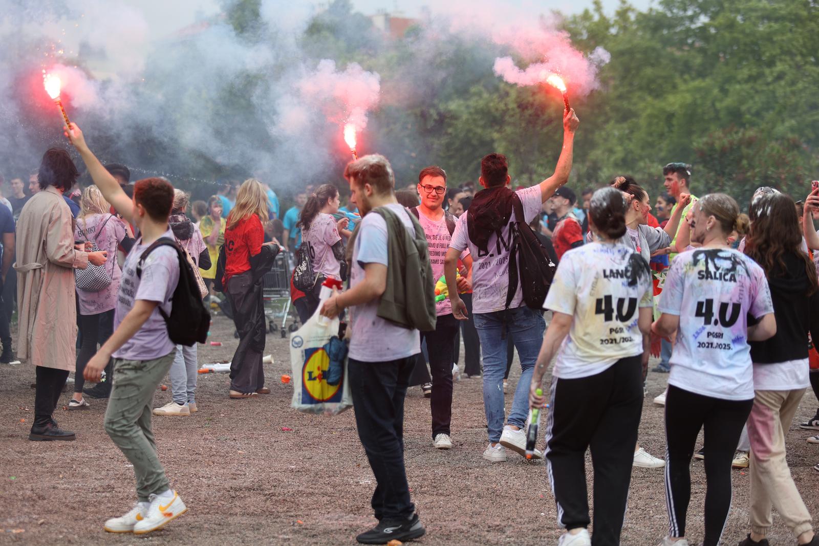 Rijeka: Maturanti srednjih škola širom grada slave kraj srednjoškolskog obrazovanja Rijeka: Maturanti srednjih škola širom grada slave kraj srednjoškolskog obrazovanja
