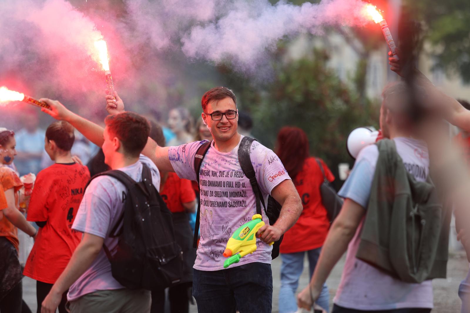 Rijeka: Maturanti srednjih škola širom grada slave kraj srednjoškolskog obrazovanja Rijeka: Maturanti srednjih škola širom grada slave kraj srednjoškolskog obrazovanja