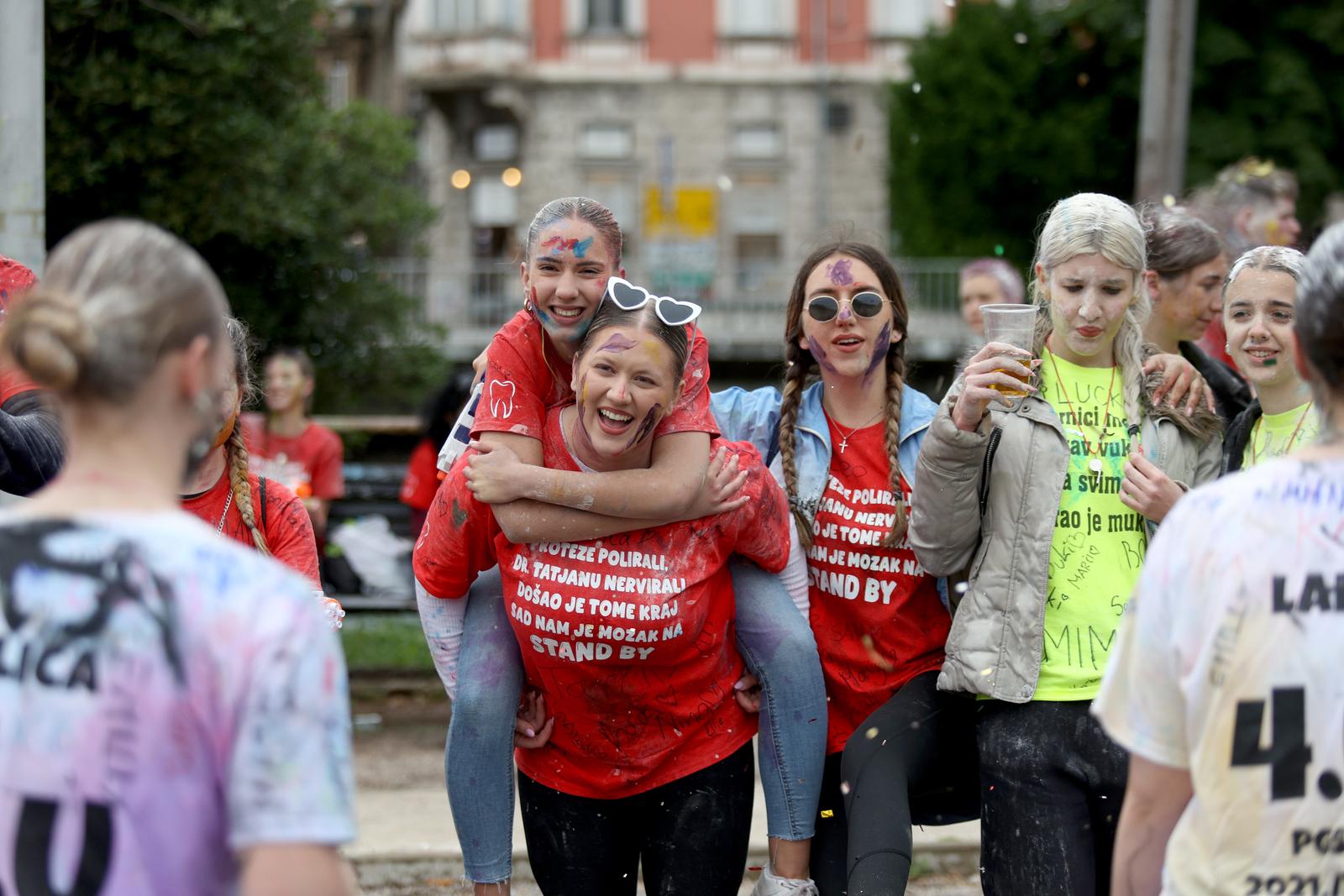 Rijeka: Maturanti srednjih škola širom grada slave kraj srednjoškolskog obrazovanja Rijeka: Maturanti srednjih škola širom grada slave kraj srednjoškolskog obrazovanja