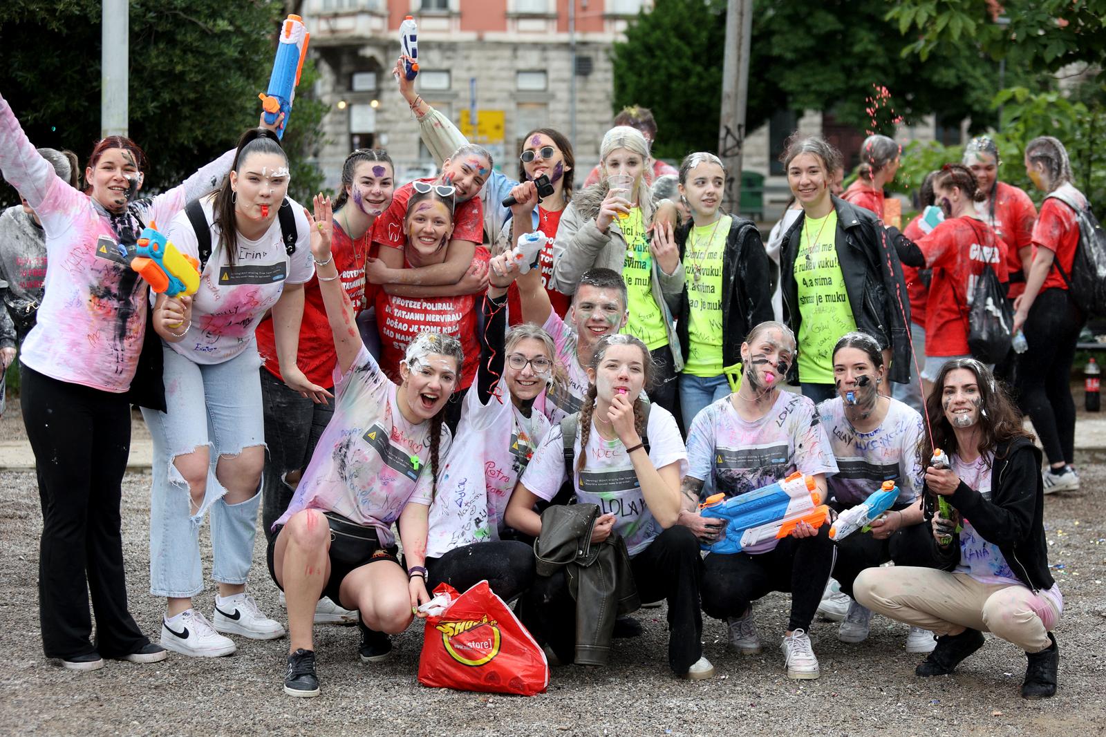Rijeka: Maturanti srednjih škola širom grada slave kraj srednjoškolskog obrazovanja Rijeka: Maturanti srednjih škola širom grada slave kraj srednjoškolskog obrazovanja