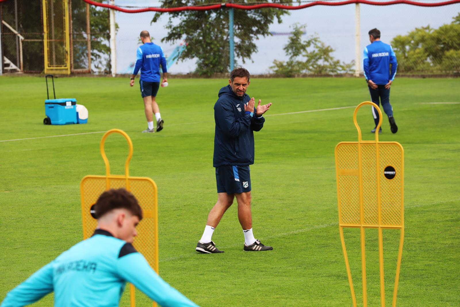 Rijeka: Navijači na treningu nogometaša Rijeke Rijeka: Navijači na treningu nogometaša Rijeke