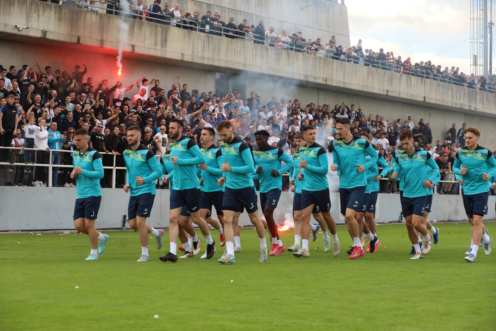 Rijeka: Navijači na treningu nogometaša Rijeke Rijeka: Navijači na treningu nogometaša Rijeke