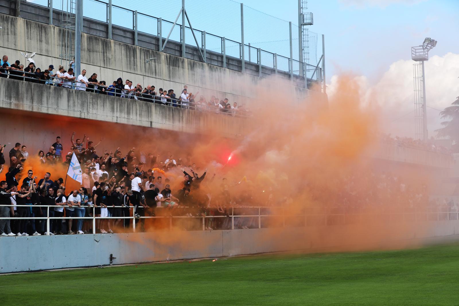 Rijeka: Navijači na treningu nogometaša Rijeke Rijeka: Navijači na treningu nogometaša Rijeke