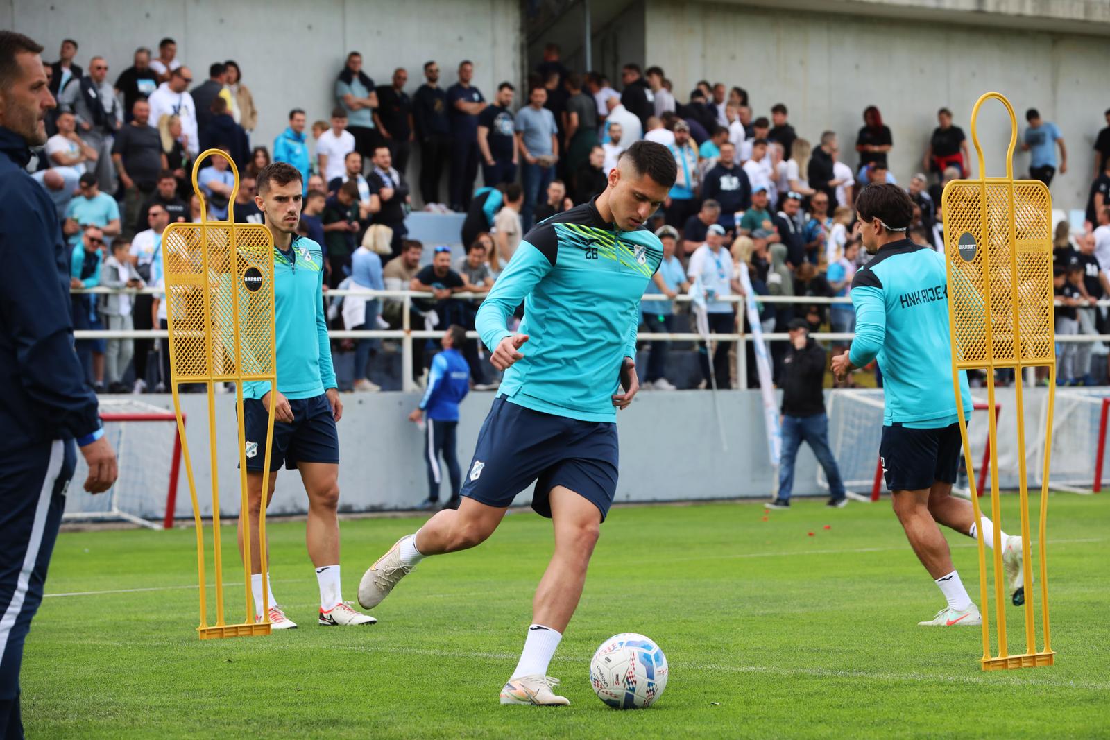 Rijeka: Navijači na treningu nogometaša Rijeke Rijeka: Navijači na treningu nogometaša Rijeke