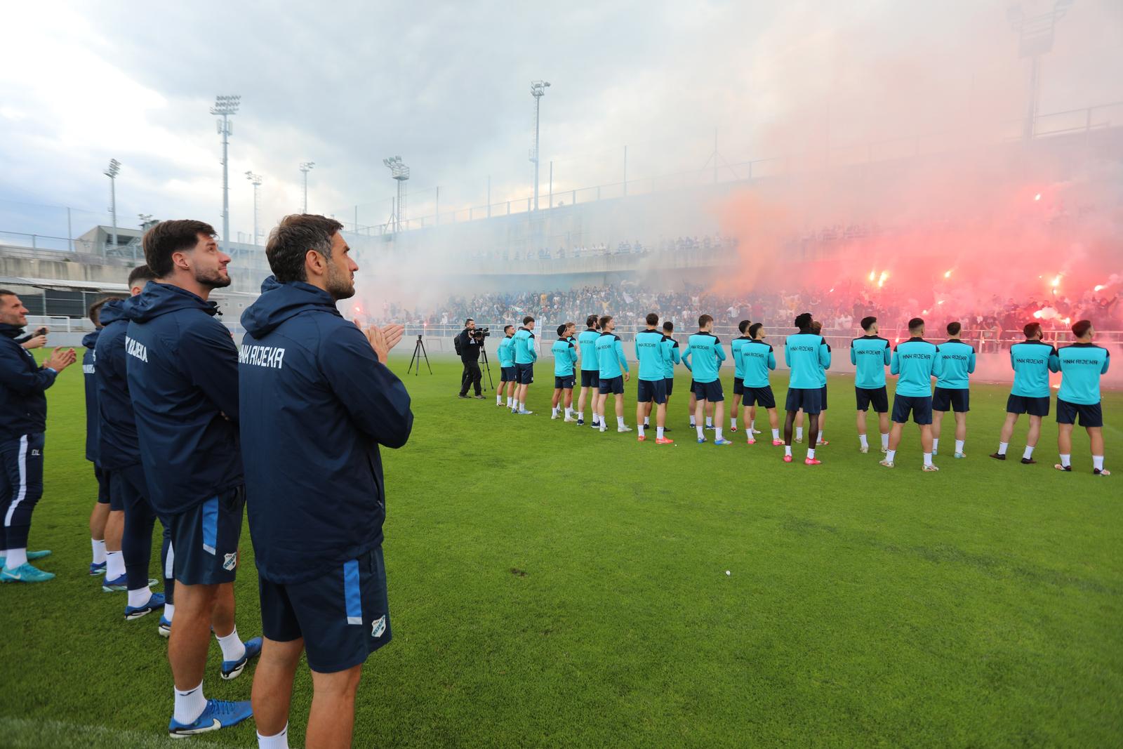 Rijeka: Navijači na treningu nogometaša Rijeke Rijeka: Navijači na treningu nogometaša Rijeke