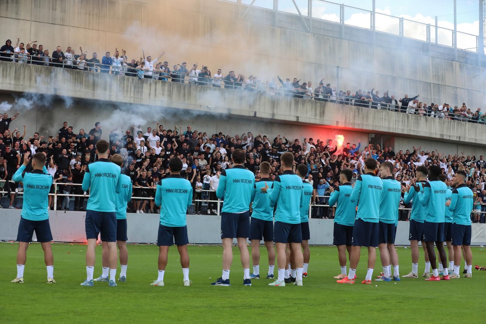 Rijeka: Navijači na treningu nogometaša Rijeke Rijeka: Navijači na treningu nogometaša Rijeke