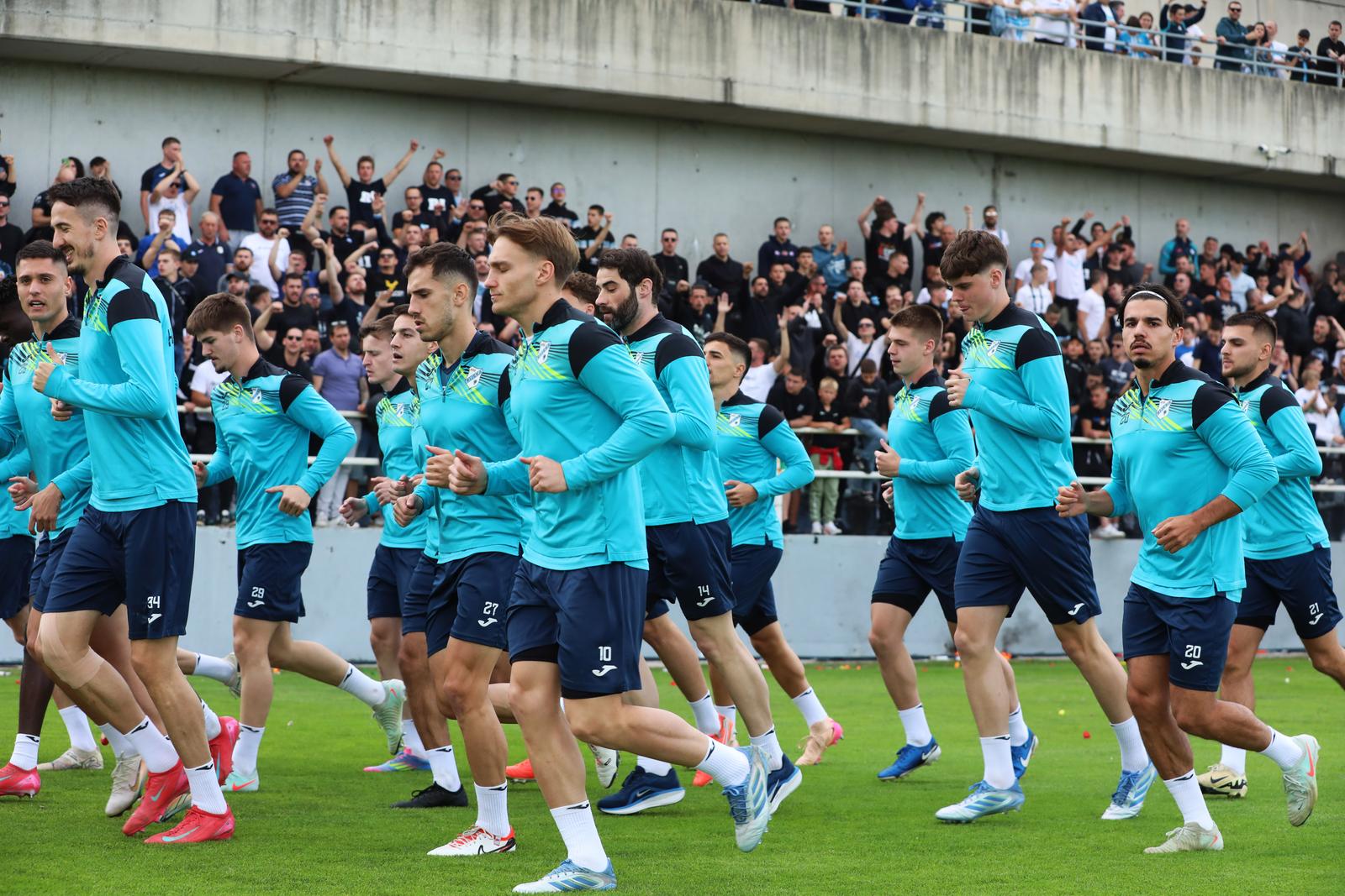 Rijeka: Navijači na treningu nogometaša Rijeke Rijeka: Navijači na treningu nogometaša Rijeke