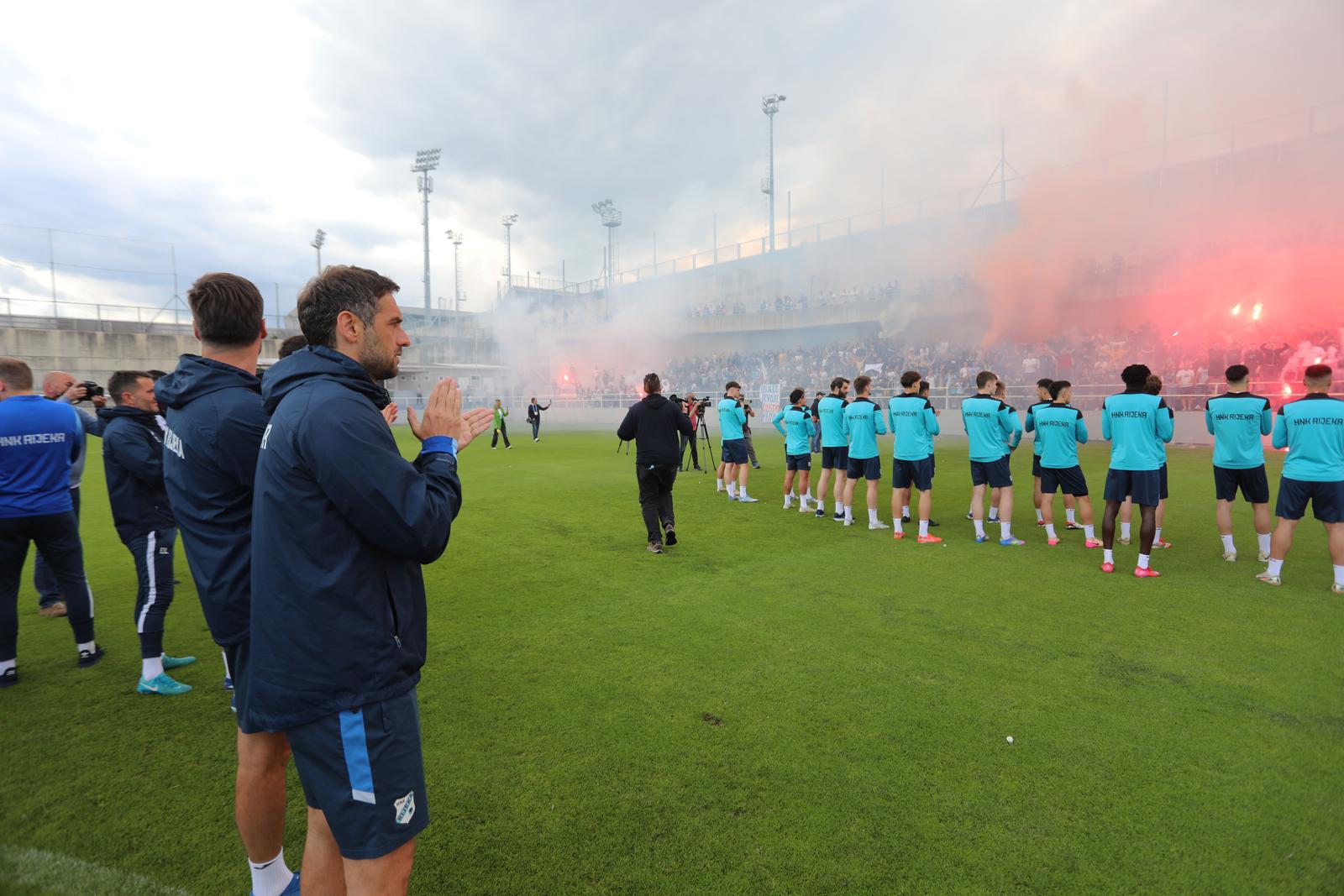 Rijeka: Navijači na treningu nogometaša Rijeke Rijeka: Navijači na treningu nogometaša Rijeke