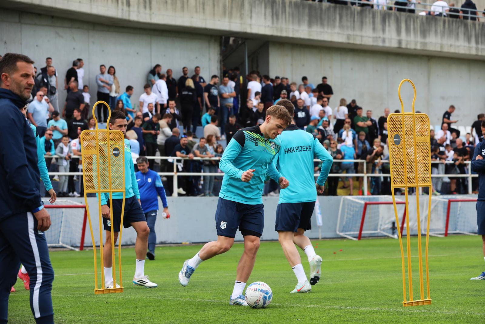 Rijeka: Navijači na treningu nogometaša Rijeke Rijeka: Navijači na treningu nogometaša Rijeke