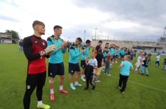 Rijeka: Navijači na treningu nogometaša Rijeke Rijeka: Navijači na treningu nogometaša Rijeke