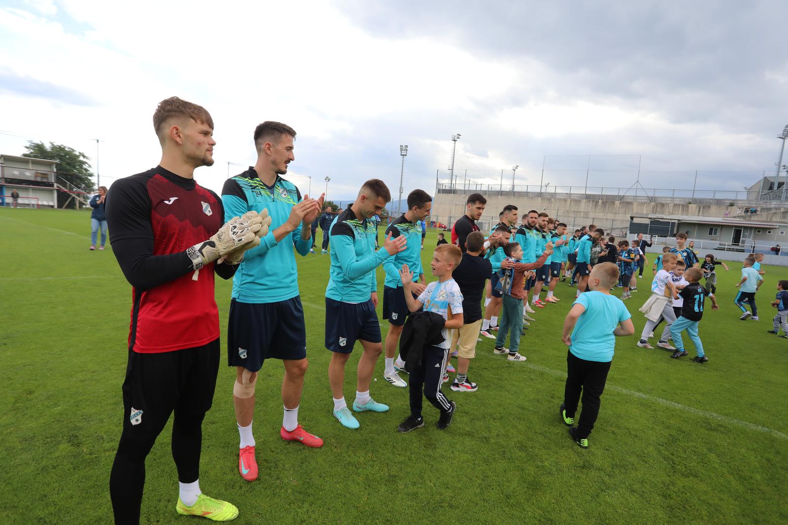 Rijeka: Navijači na treningu nogometaša Rijeke Rijeka: Navijači na treningu nogometaša Rijeke