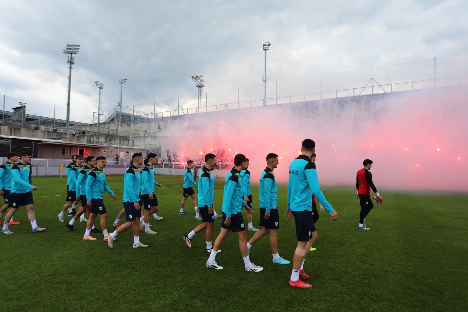 Rijeka: Navijači na treningu nogometaša Rijeke Rijeka: Navijači na treningu nogometaša Rijeke
