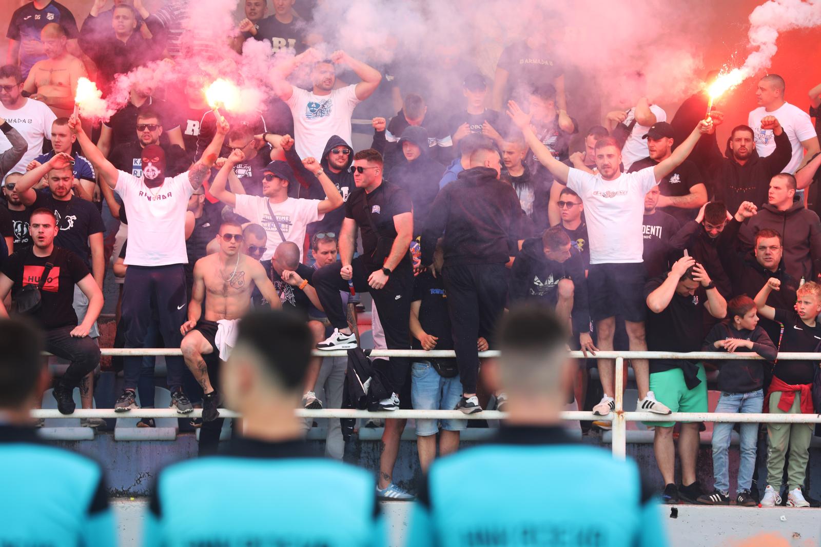 Rijeka: Navijači na treningu nogometaša Rijeke Rijeka: Navijači na treningu nogometaša Rijeke