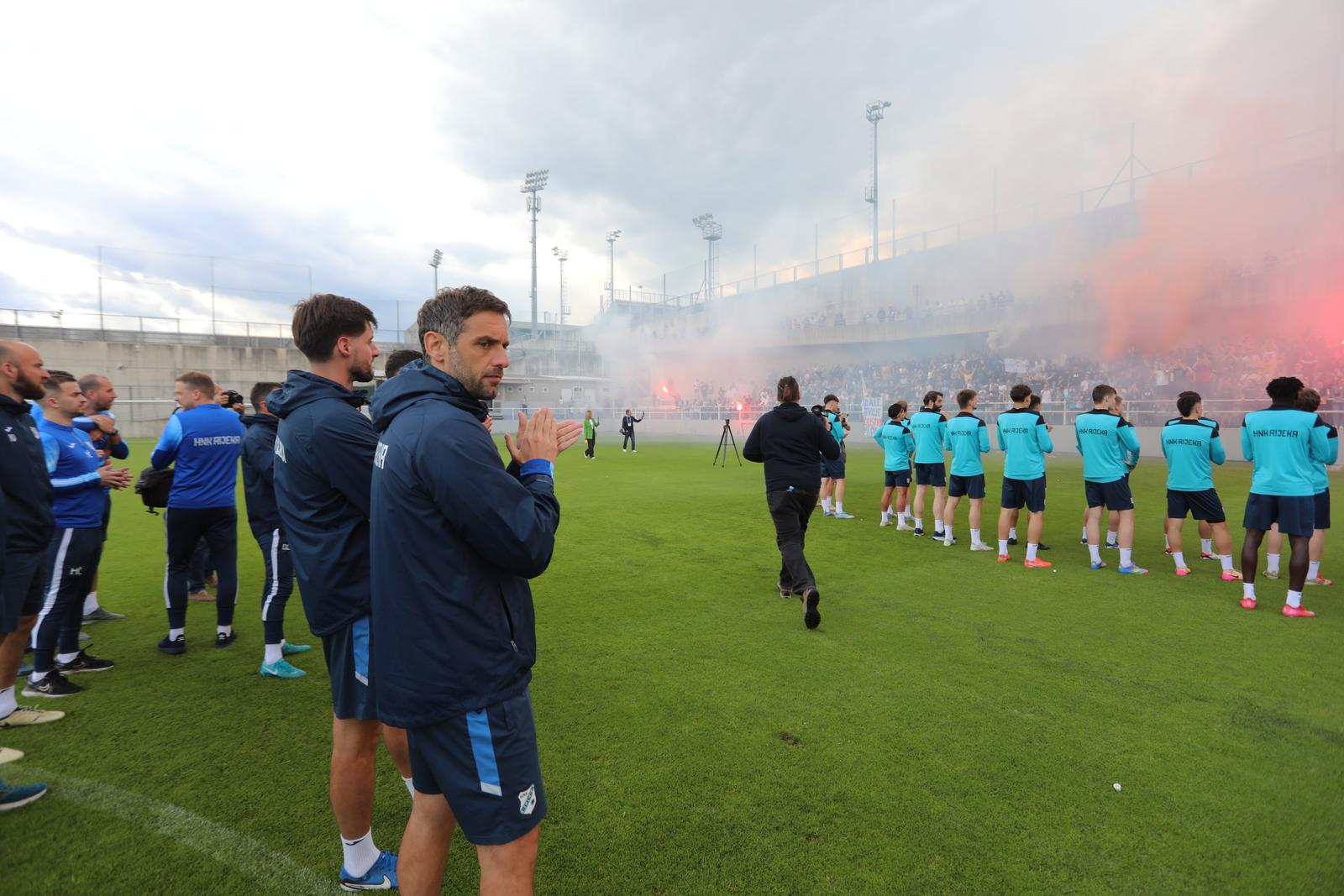 Rijeka: Navijači na treningu nogometaša Rijeke Rijeka: Navijači na treningu nogometaša Rijeke