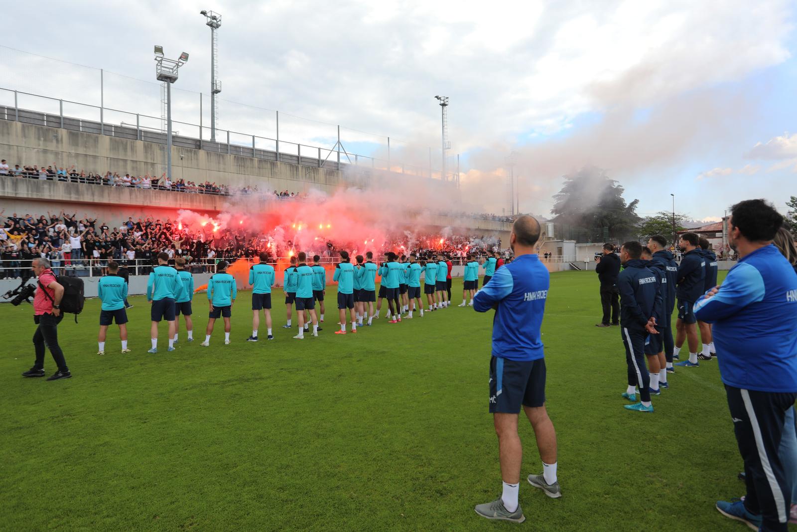 Rijeka: Navijači na treningu nogometaša Rijeke Rijeka: Navijači na treningu nogometaša Rijeke