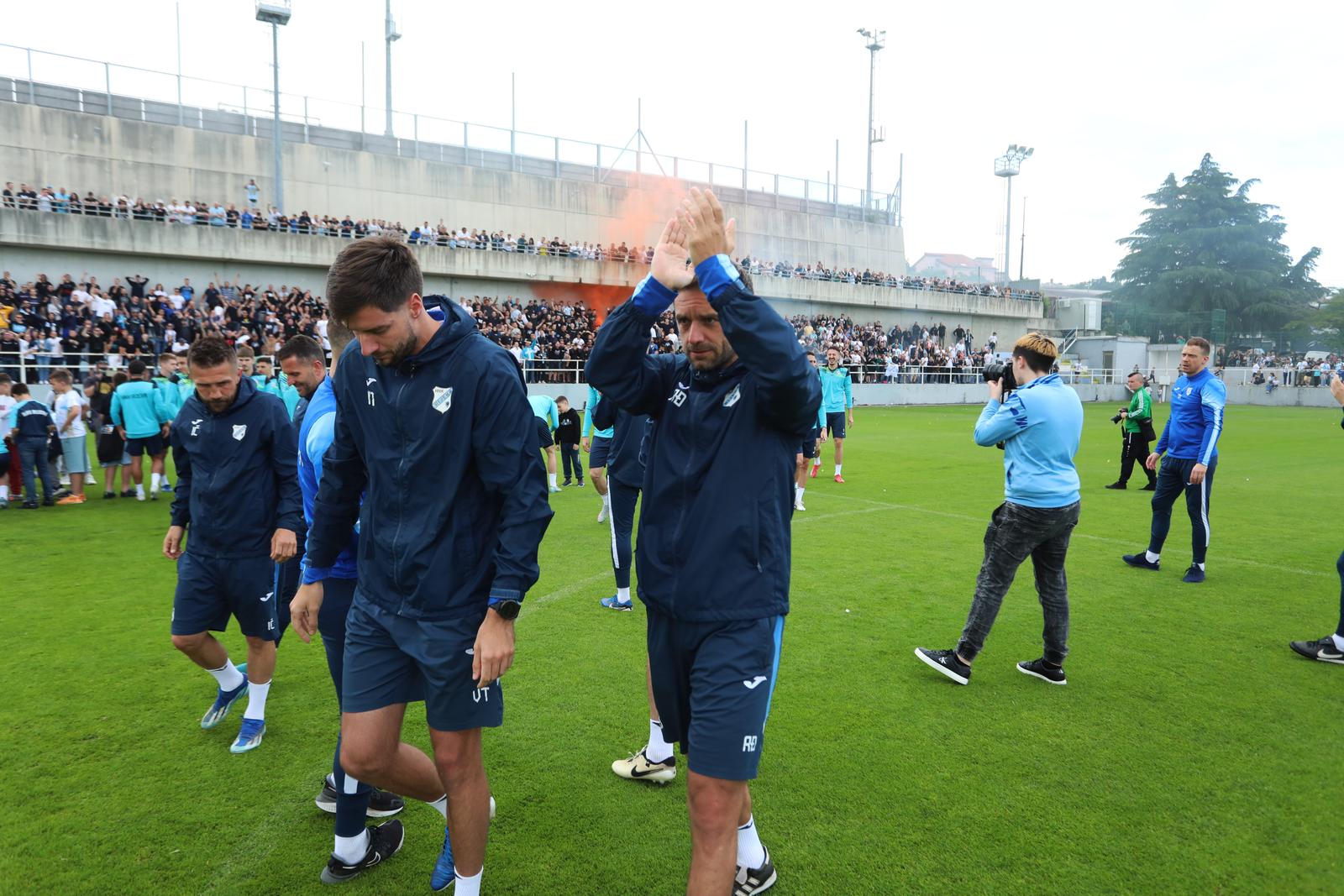 Rijeka: Navijači na treningu nogometaša Rijeke Rijeka: Navijači na treningu nogometaša Rijeke