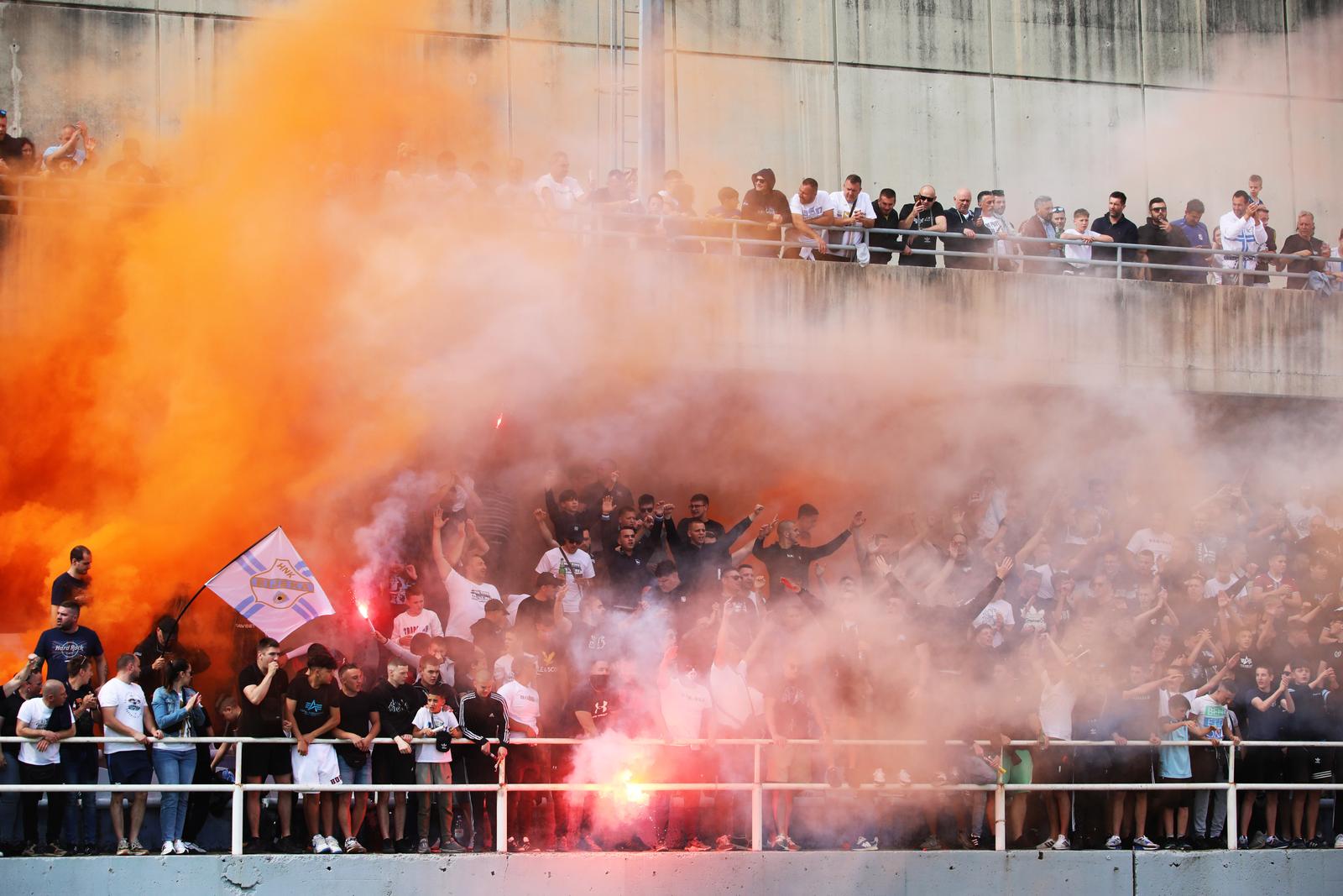 Rijeka: Navijači na treningu nogometaša Rijeke Rijeka: Navijači na treningu nogometaša Rijeke