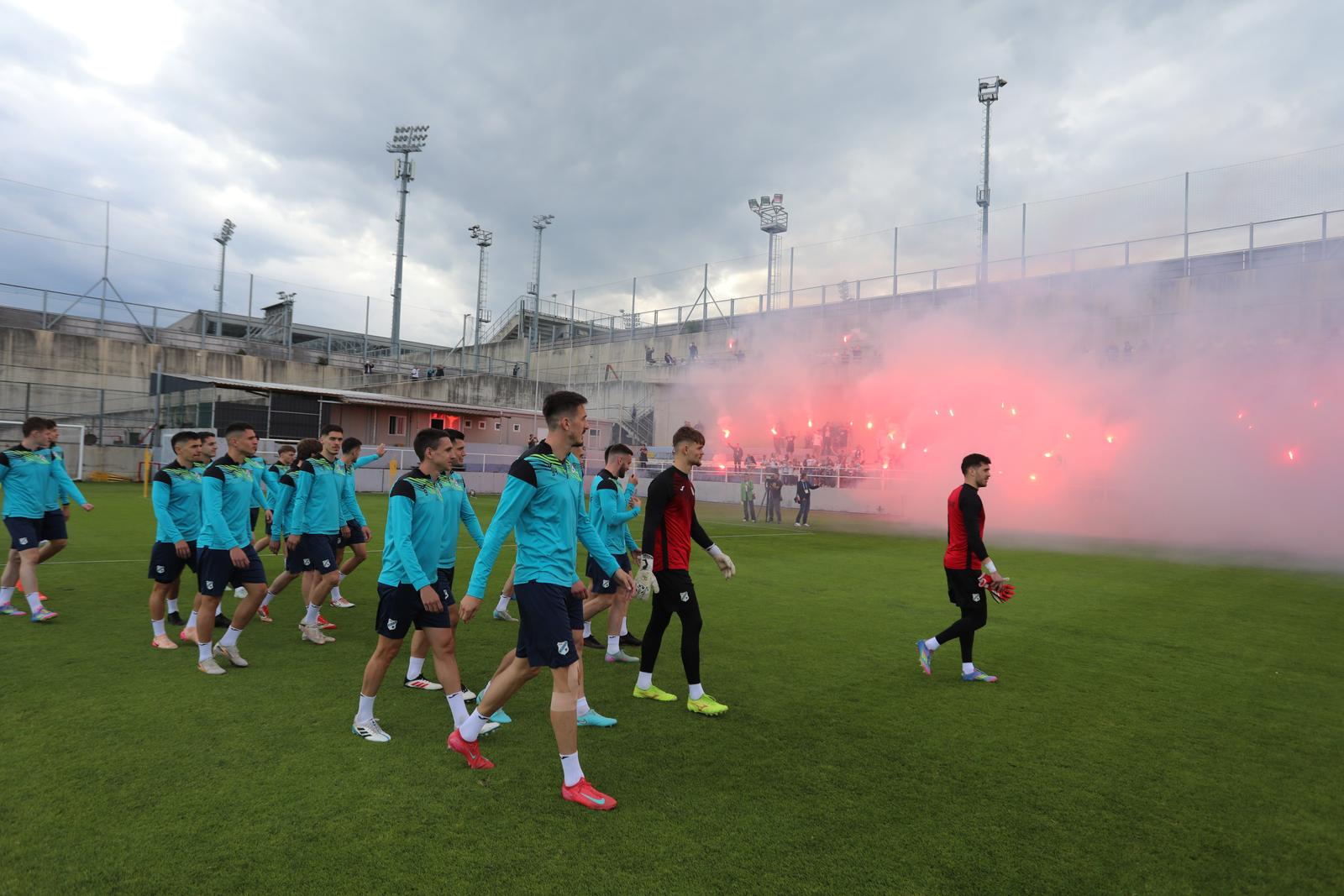 Rijeka: Navijači na treningu nogometaša Rijeke Rijeka: Navijači na treningu nogometaša Rijeke