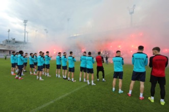 Rijeka: Navijači na treningu nogometaša Rijeke Rijeka: Navijači na treningu nogometaša Rijeke