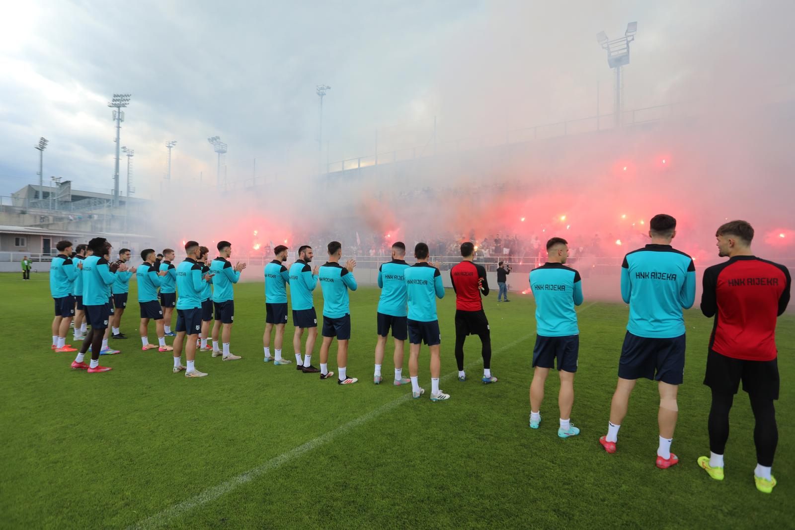 Rijeka: Navijači na treningu nogometaša Rijeke Rijeka: Navijači na treningu nogometaša Rijeke