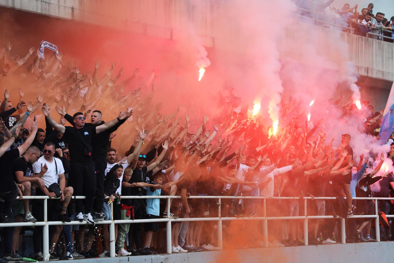 Rijeka: Navijači na treningu nogometaša Rijeke Rijeka: Navijači na treningu nogometaša Rijeke