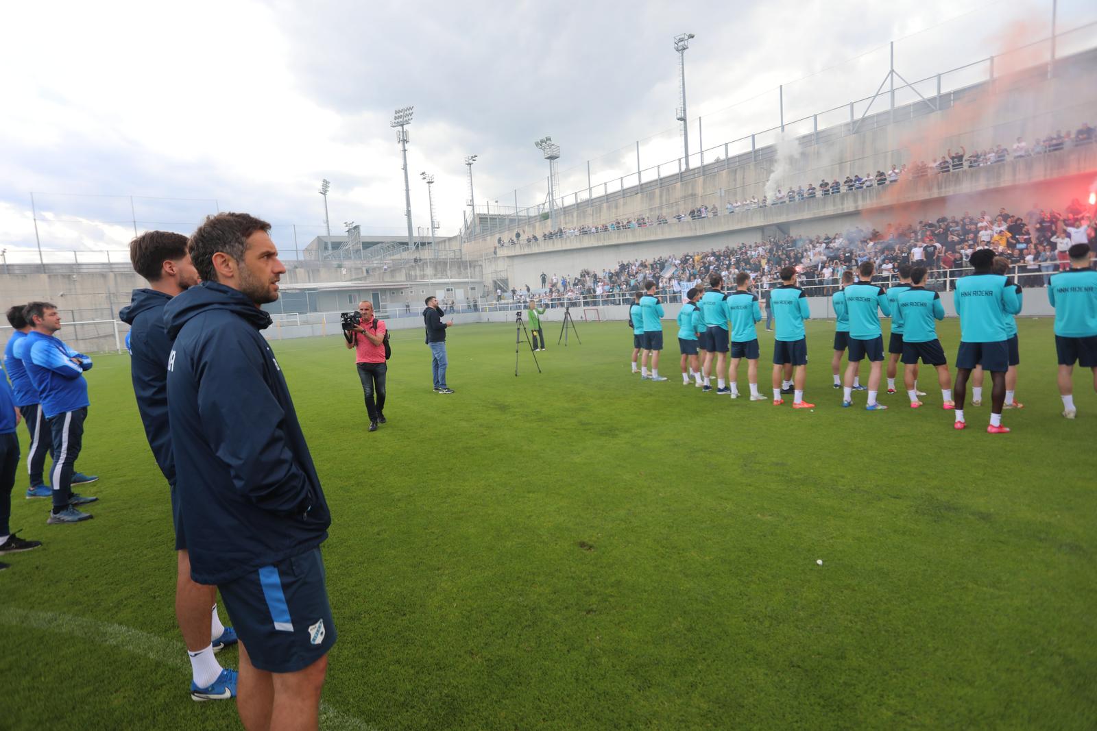 Rijeka: Navijači na treningu nogometaša Rijeke Rijeka: Navijači na treningu nogometaša Rijeke