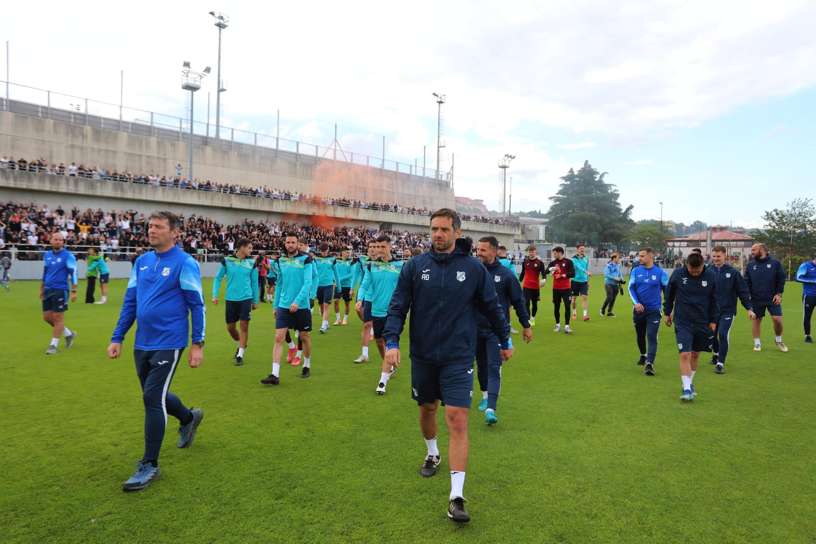 Rijeka: Navijači na treningu nogometaša Rijeke Rijeka: Navijači na treningu nogometaša Rijeke