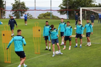 Rijeka: Navijači na treningu nogometaša Rijeke Rijeka: Navijači na treningu nogometaša Rijeke