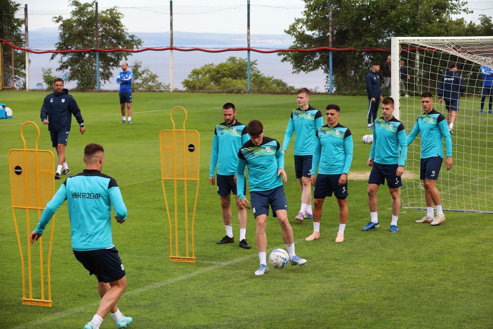 Rijeka: Navijači na treningu nogometaša Rijeke Rijeka: Navijači na treningu nogometaša Rijeke