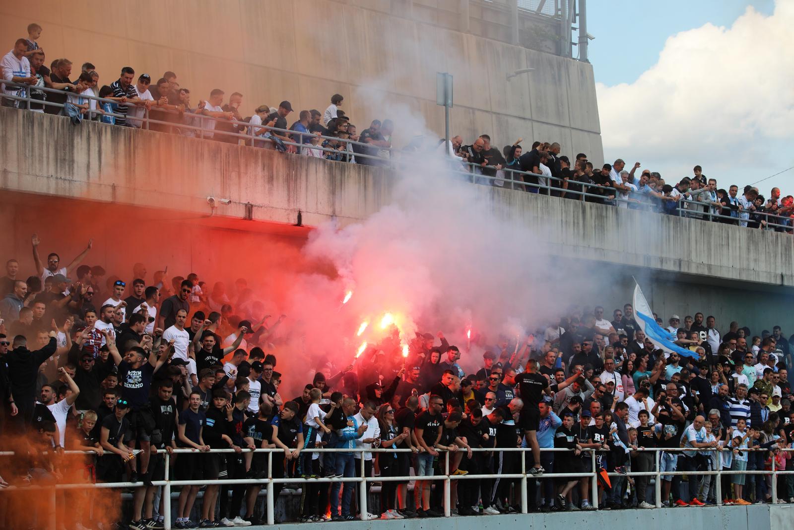 Rijeka: Navijači na treningu nogometaša Rijeke Rijeka: Navijači na treningu nogometaša Rijeke