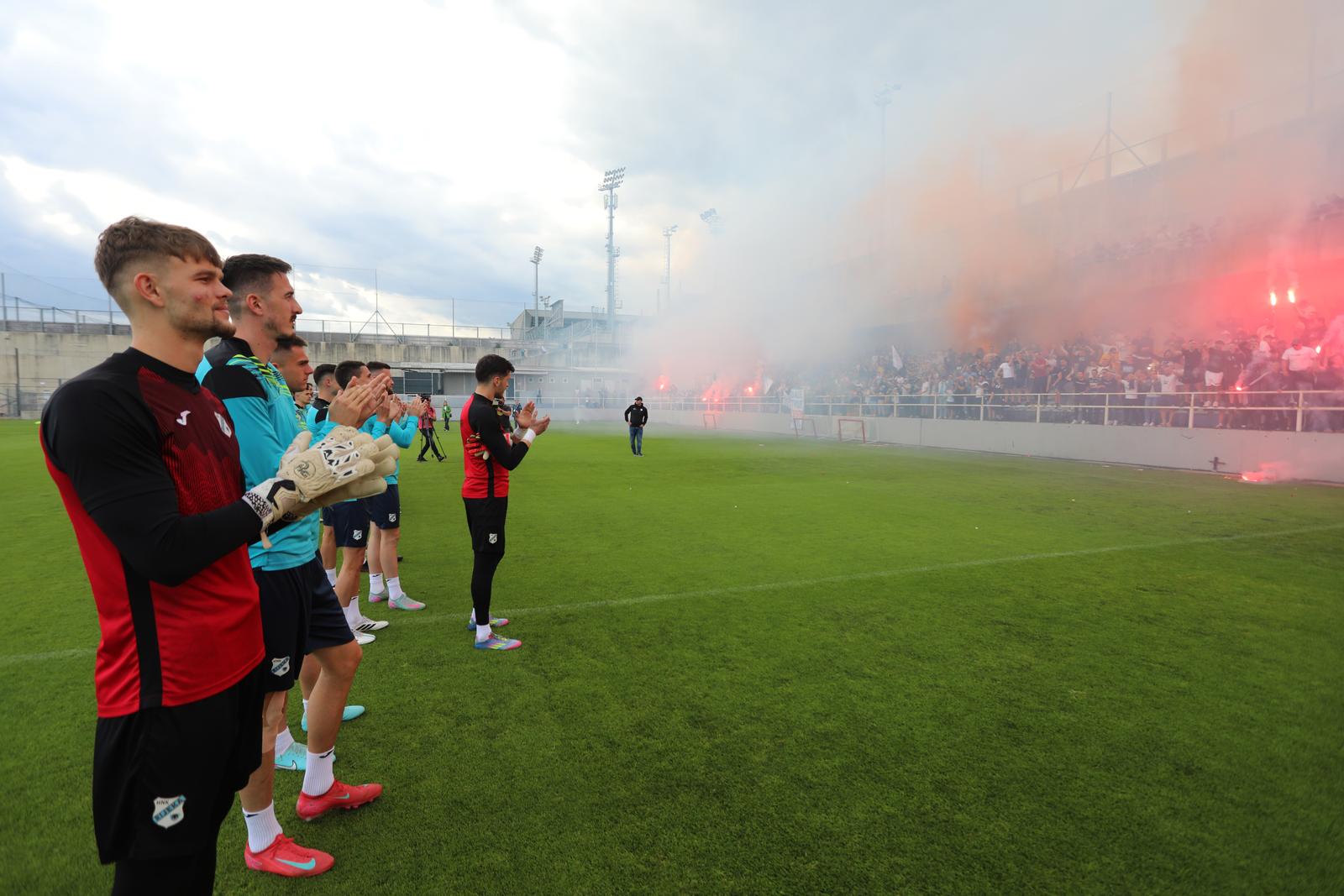 Rijeka: Navijači na treningu nogometaša Rijeke Rijeka: Navijači na treningu nogometaša Rijeke