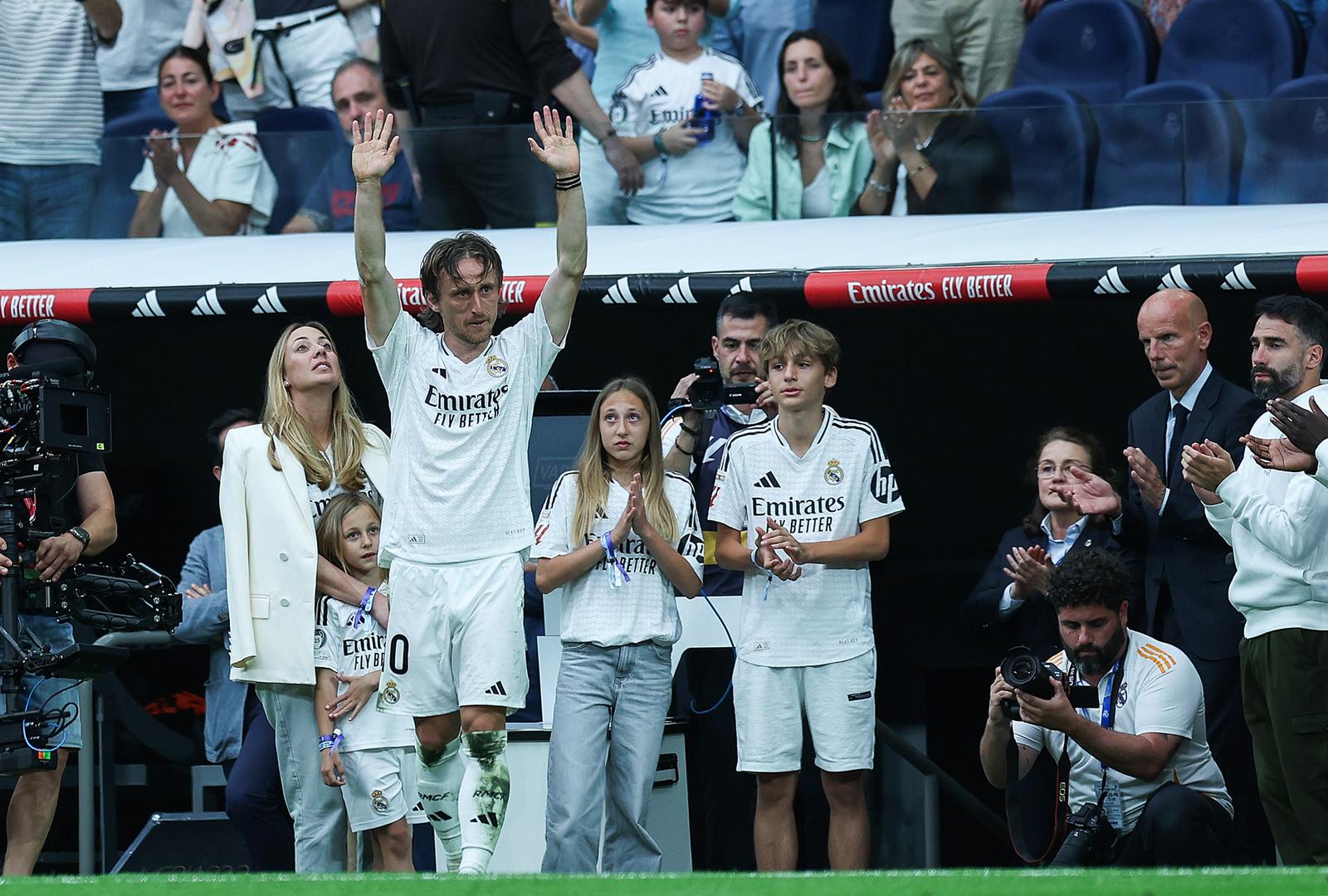 Madrid: Emotivan rastanak Luke Modrića s Real Madridom pred tisućama navijača Madrid: Emotivan rastanak Luke Modrića s Real Madridom pred tisućama navijača