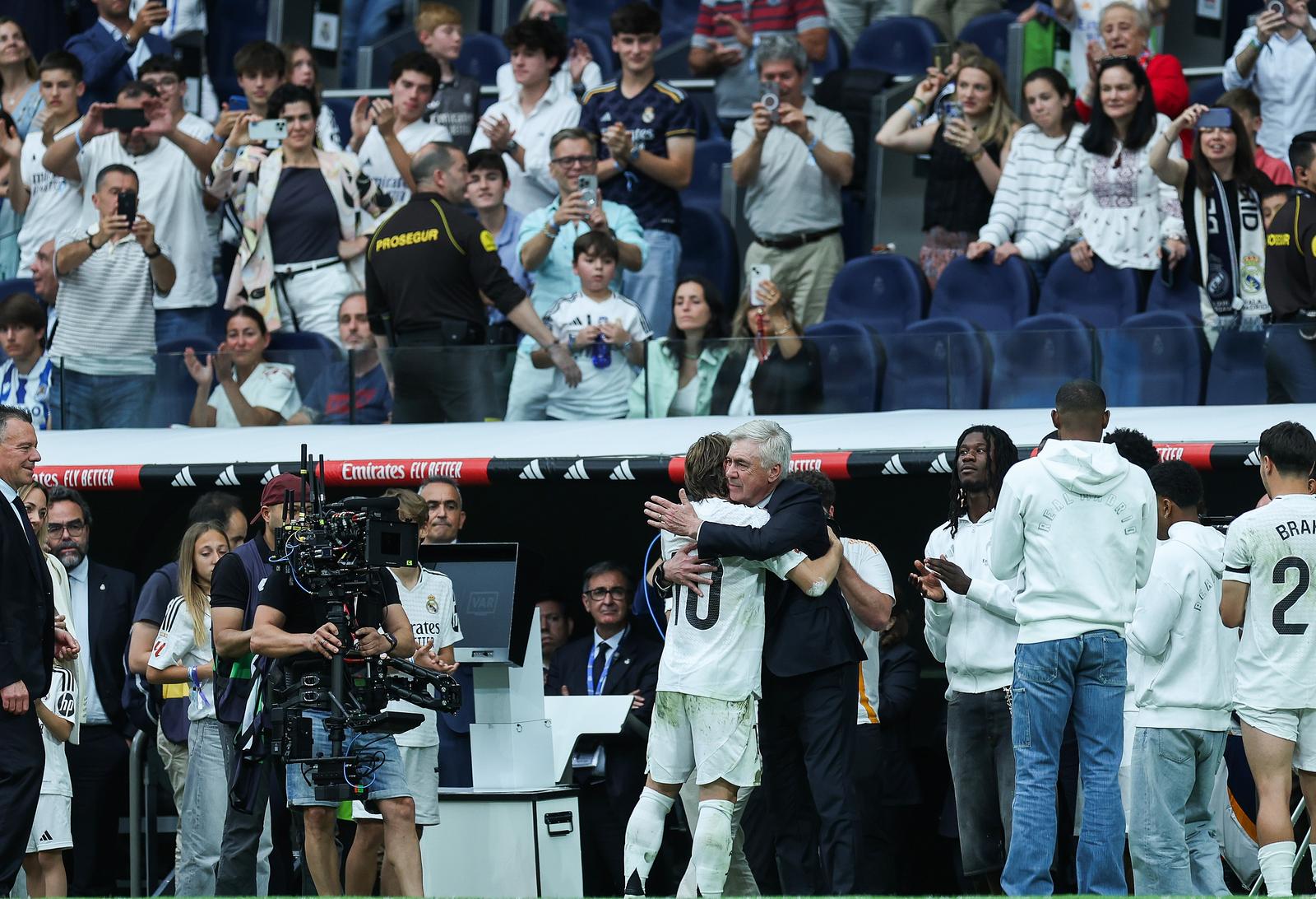 Madrid: Emotivan rastanak Luke Modrića s Real Madridom pred tisućama navijača Madrid: Emotivan rastanak Luke Modrića s Real Madridom pred tisućama navijača